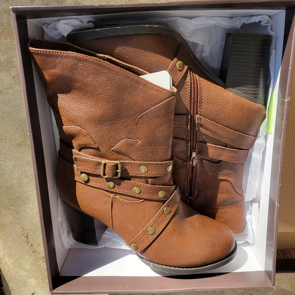 Leila Stone  Shoedazzle Cognac Boots